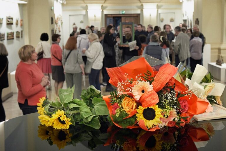 Wystawa rzeźb Jana Uścimiaka – fotoreportaż z wernisażu