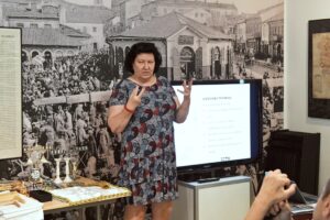 wykład na tle ekspozycji historycznej