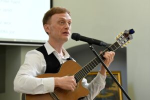 Josza Ćwik grający na gitarze