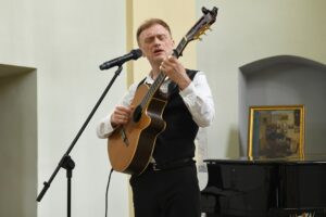 Josza Cwik grający na gitarze