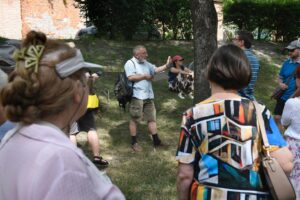 Zbigniew Lubaszewski opowiada zgromadzonym uczestnikom