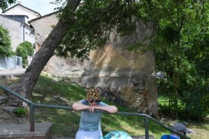 uczestniczka spaceru historycznego oparta na poręczy schodów