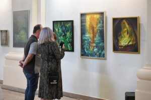 zwiedzający wystawę Żółte w zielonym