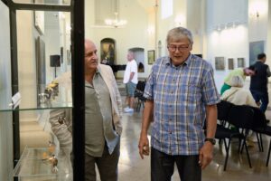 zwiedzający wystawę Żółte w zielonym