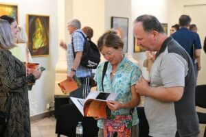 zwiedzający wystawę Żółte w zielonym