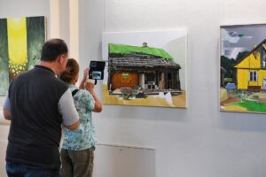 zwiedzający wystawę Żółte w zielonym