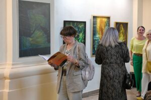 zwiedzający wystawę Żółte w zielonym