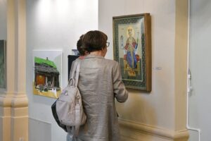 zwiedzający wystawę Żółte w zielonym