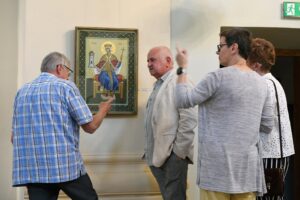 zwiedzający wystawę Żółte w zielonym