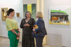 zwiedzający wystawę Żółte w zielonym