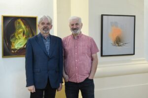 zwiedzający wystawę Żółte w zielonym