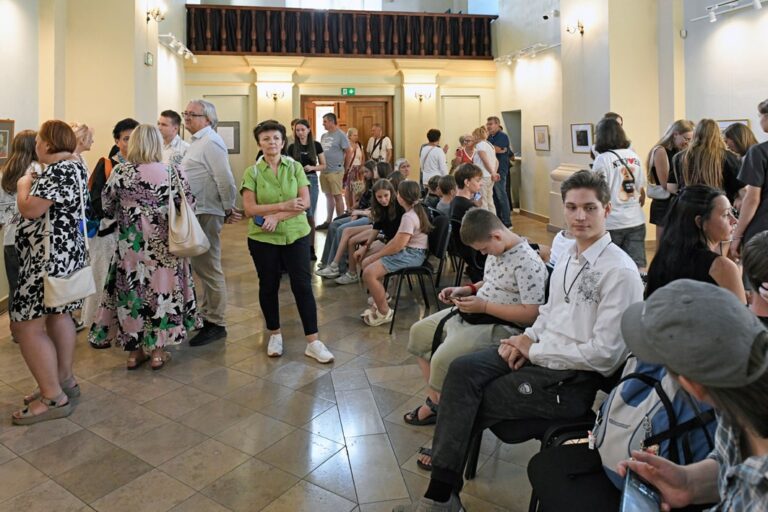 publiczność zgromadzona na wernisażu Pabla Picassa