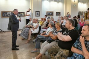 Dyrygent chóru Partytura przemawia do publiczności