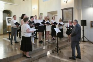 Chór partytura z dyrygentem