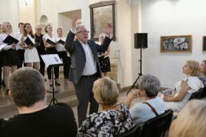 dyrygent chóru Partytura skierowany przodem do publiczności