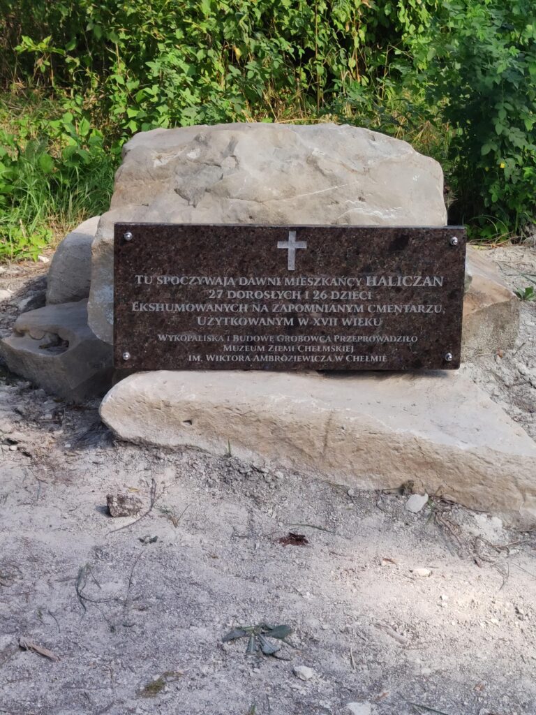 Kamienny nagrobek na cmentarzu parafialnym w Kumowie Plebańskim